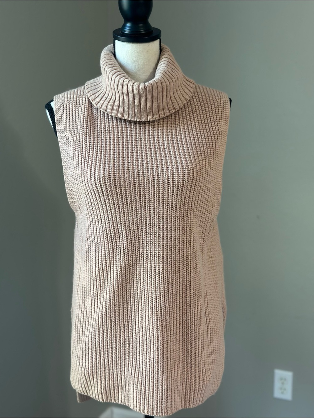 Uniqlo Sleeveless Cowl Turtleneck Canle Knit Sweater in Light Beige